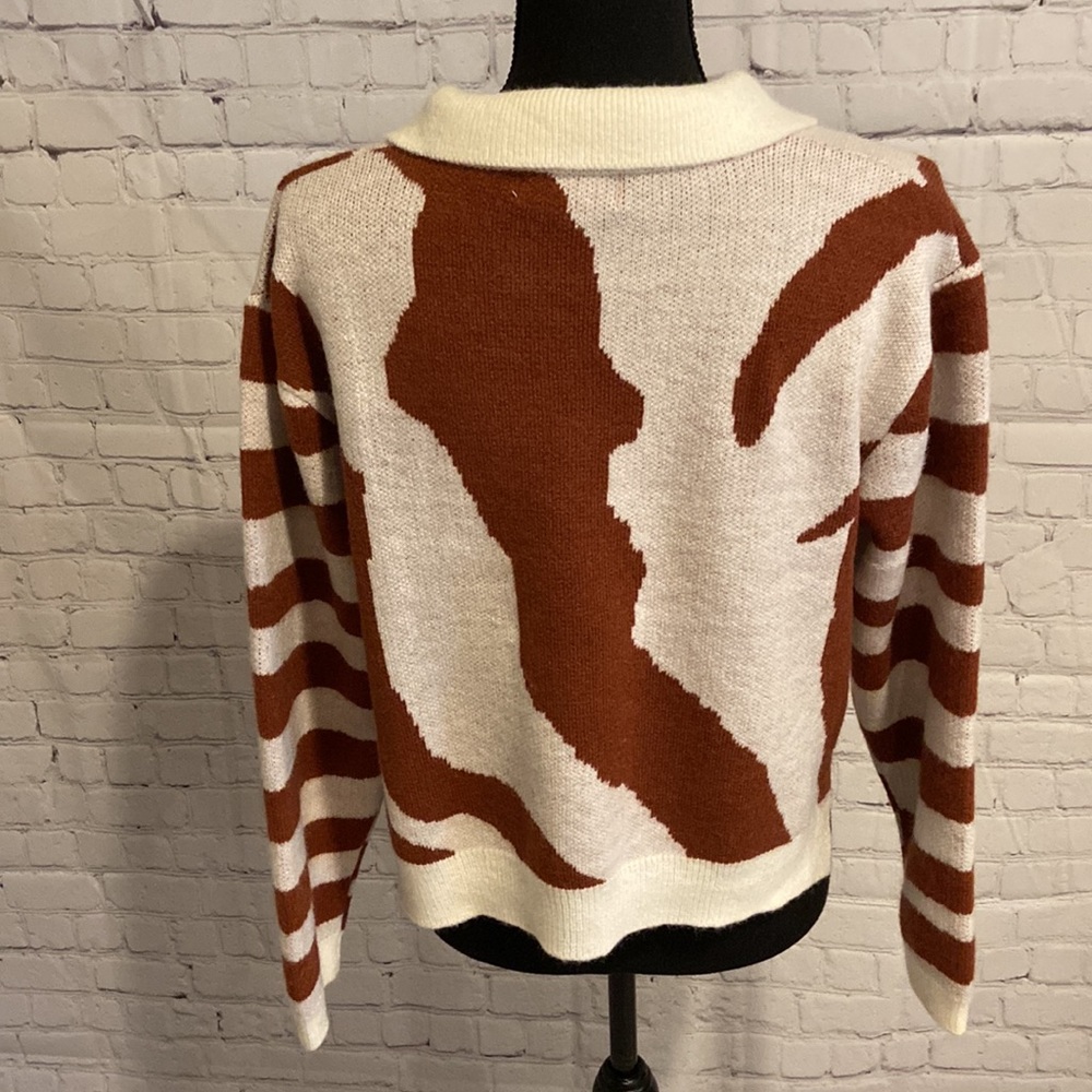 Animal print crop top for Fall! So soft and cozy. Women’s size Large. EUC! - Picture 5 of 10